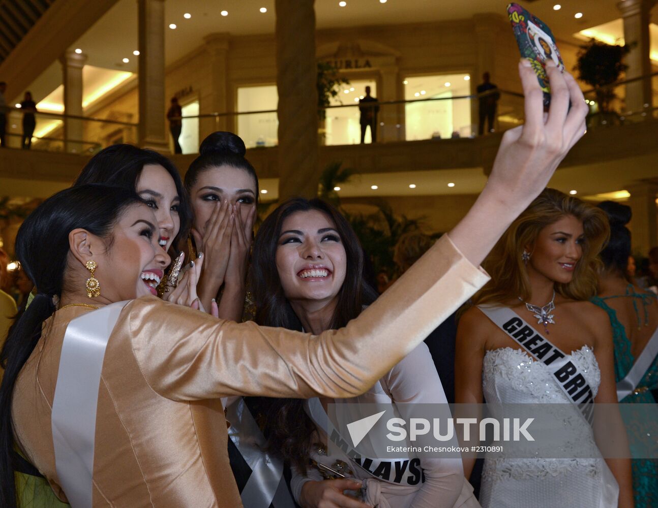 Miss Universe 2013 Charity Auction