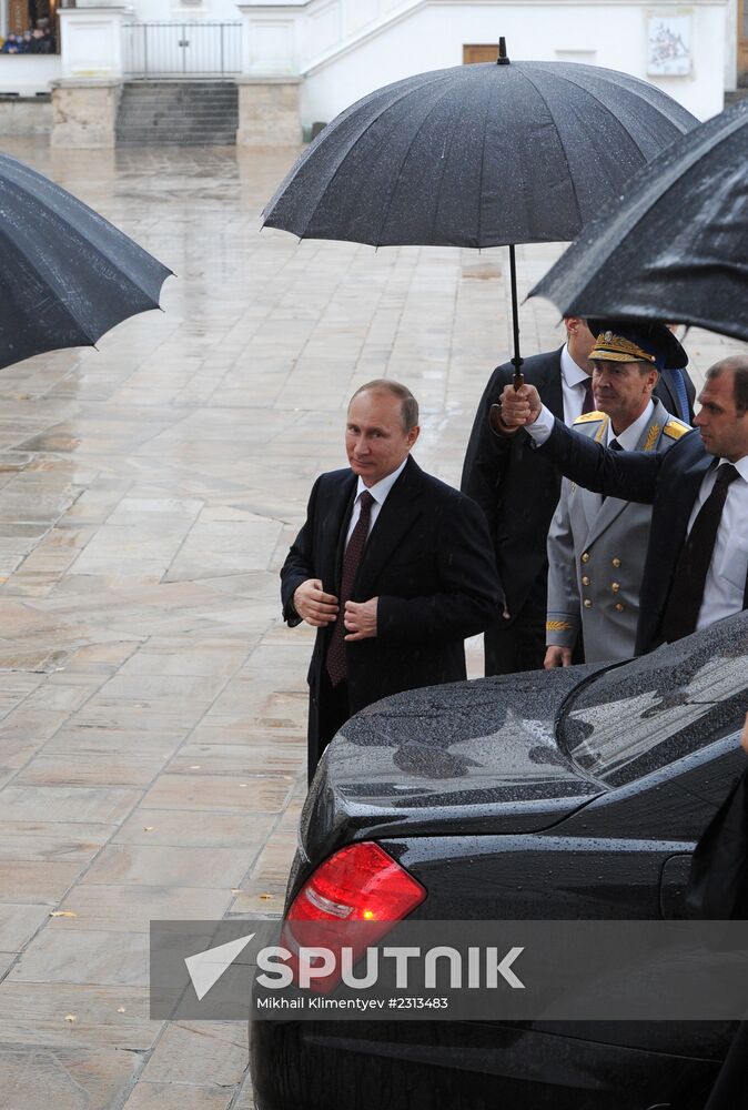 Vladimir Putin lays flowers at monument to Minin and Pozharsky