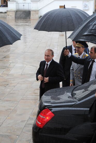 Vladimir Putin lays flowers at monument to Minin and Pozharsky