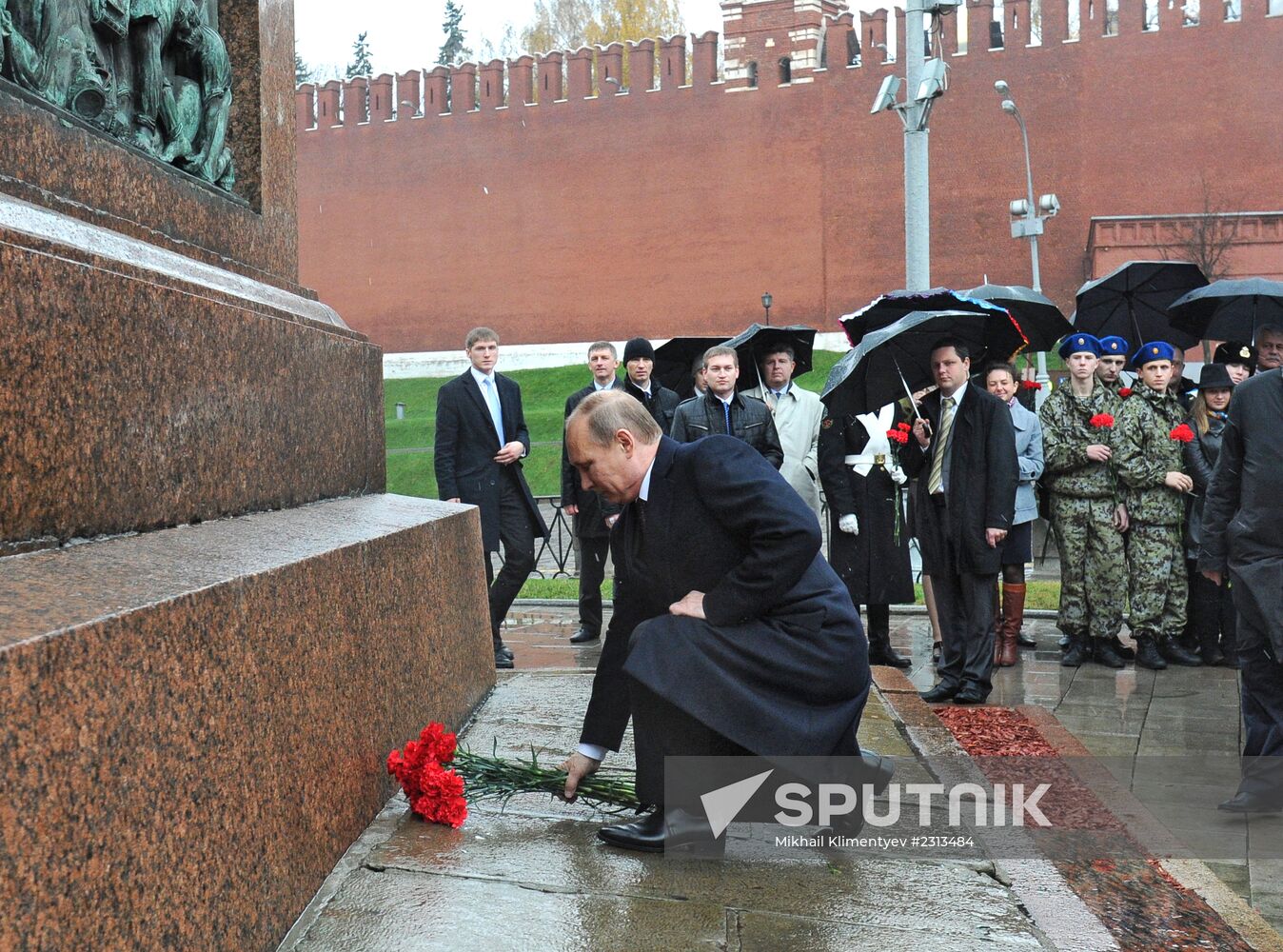 Vladimir Putin lays flowers at monument to Minin and Pozharsky