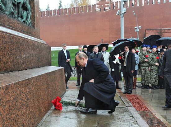 Vladimir Putin lays flowers at monument to Minin and Pozharsky
