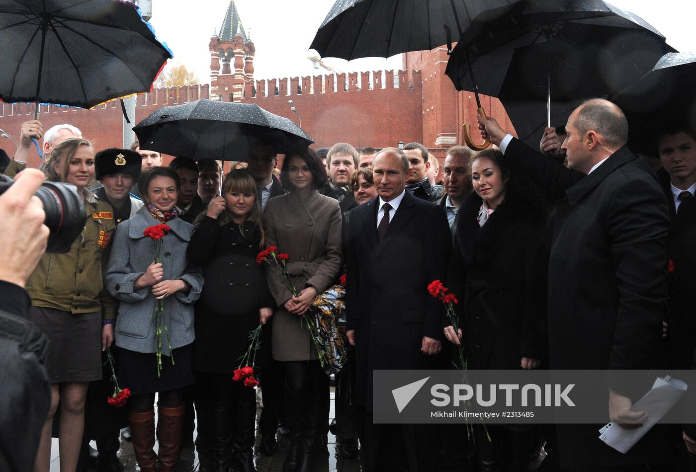 Vladimir Putin lays flowers at monument to Minin and Pozharsky
