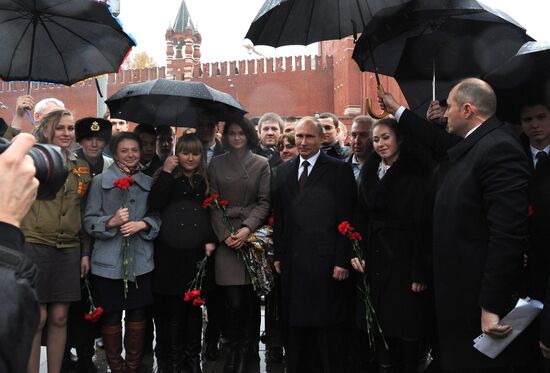 Vladimir Putin lays flowers at monument to Minin and Pozharsky