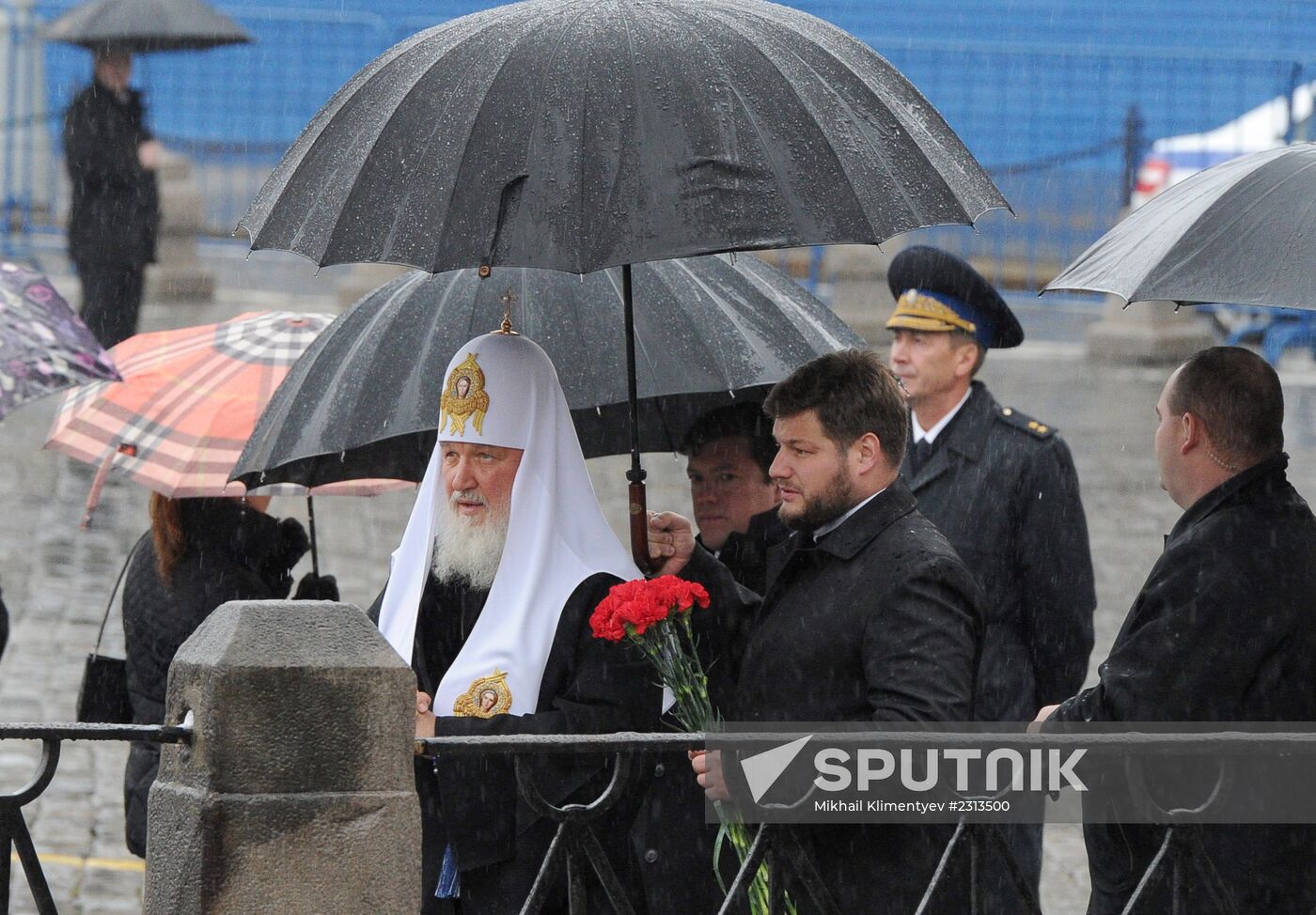 Vladimir Putin lays flowers at monument to Minin and Pozharsky