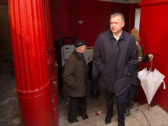 Sergei Kapkov visits burnt-out School of Modern Drama Theater