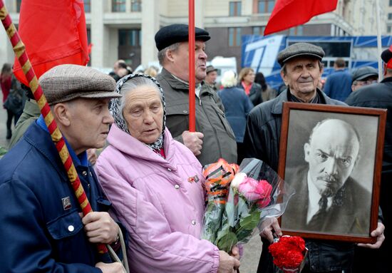 Laying flowers to Lenin Mausoleum on Red Square