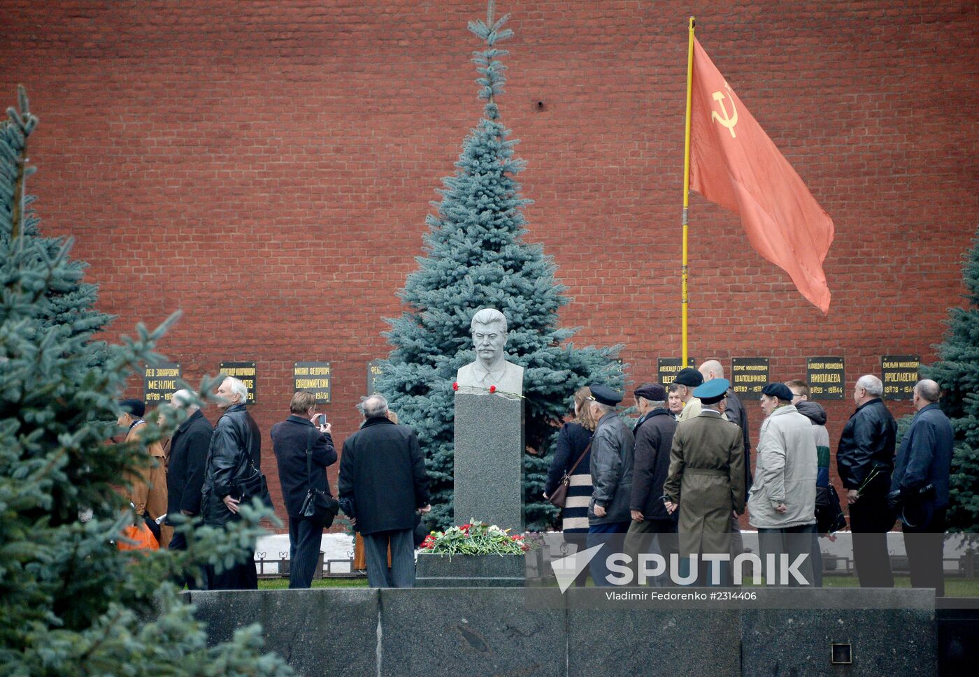 Laying flowers to Lenin Mausoleum on Red Square