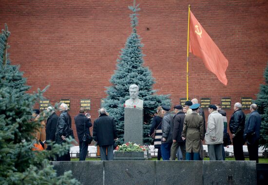 Laying flowers to Lenin Mausoleum on Red Square