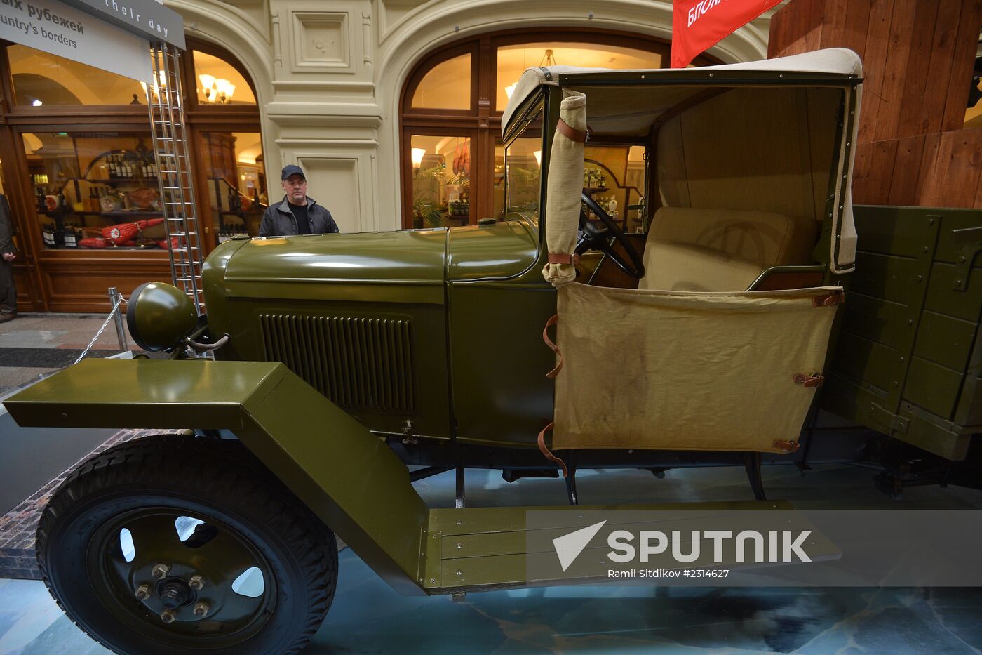 Opening of historic motor show of GAZ cars "Heroes of Their Time"