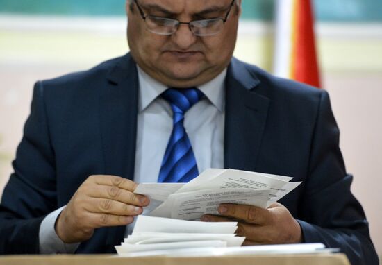 Counting votes at the presidential election in Tajikistan