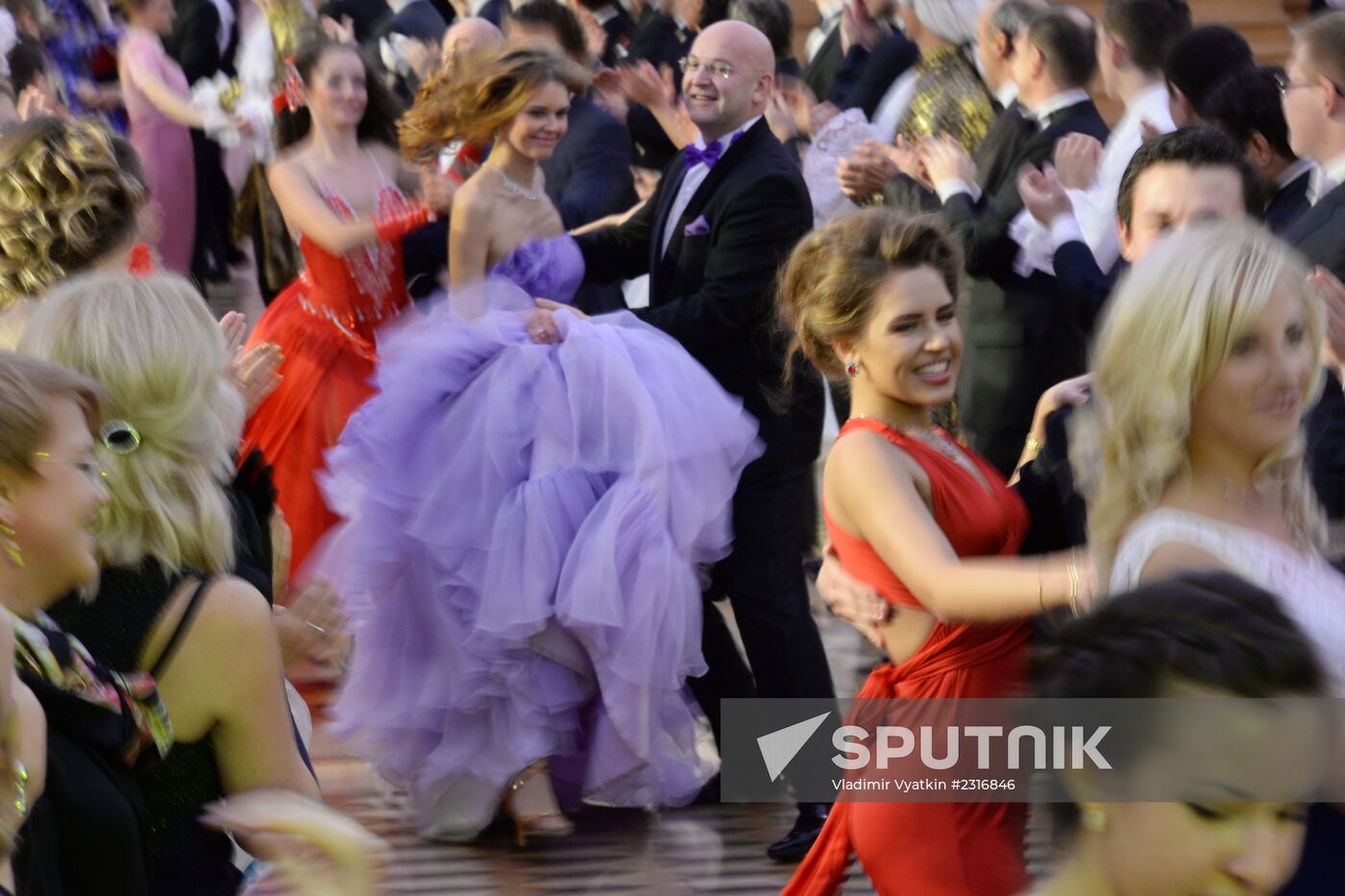 Ball in Kremlin Palace celebrates 400th anniversary of Romanov dymansty