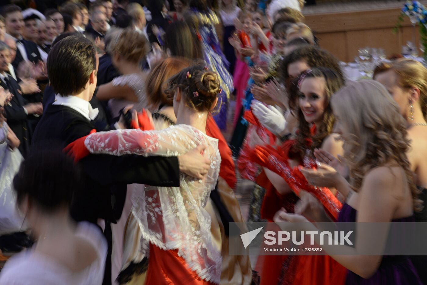 Ball in Kremlin Palace celebrates 400th anniversary of Romanov dymansty