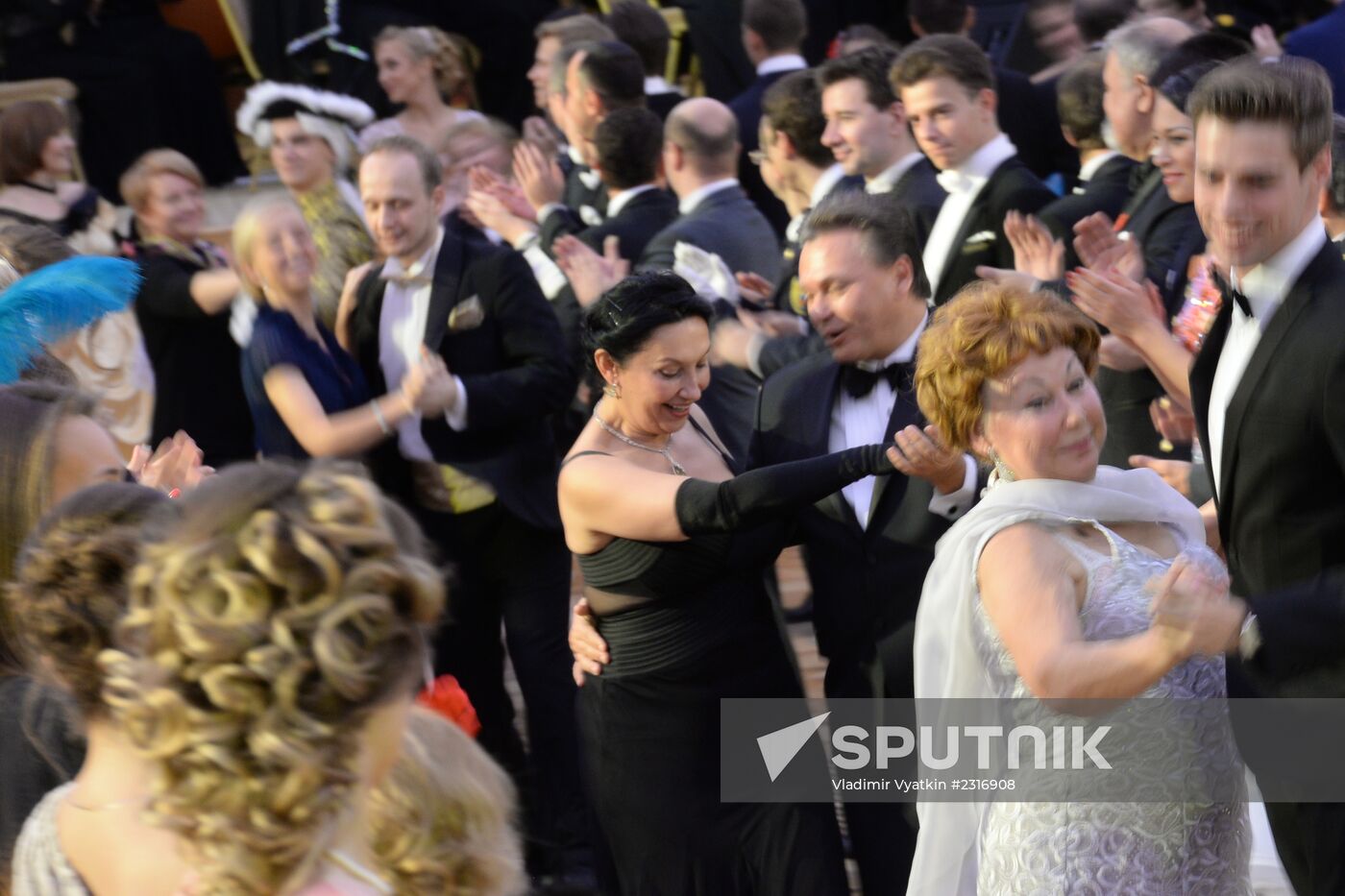 Ball in Kremlin Palace celebrates 400th anniversary of Romanov dymansty