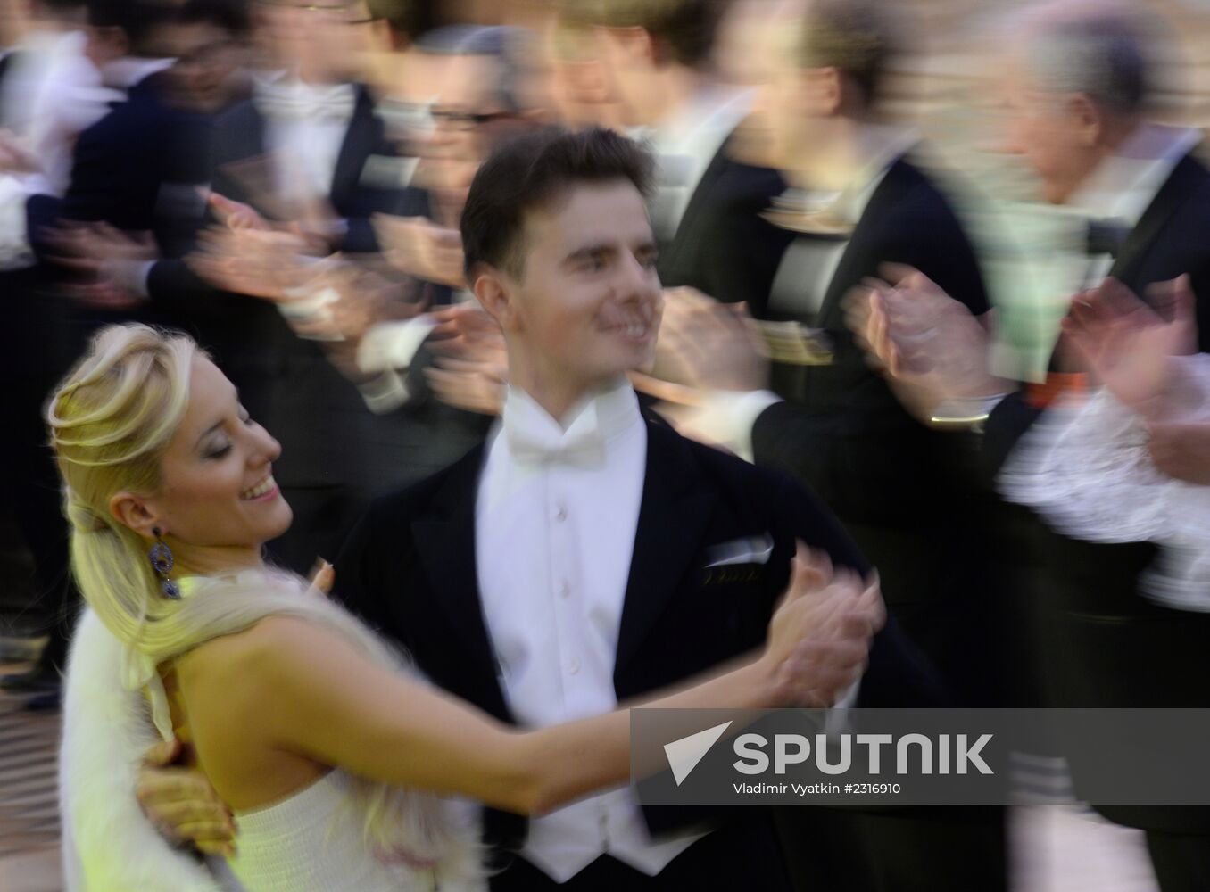 Ball in Kremlin Palace celebrates 400th anniversary of Romanov dymansty