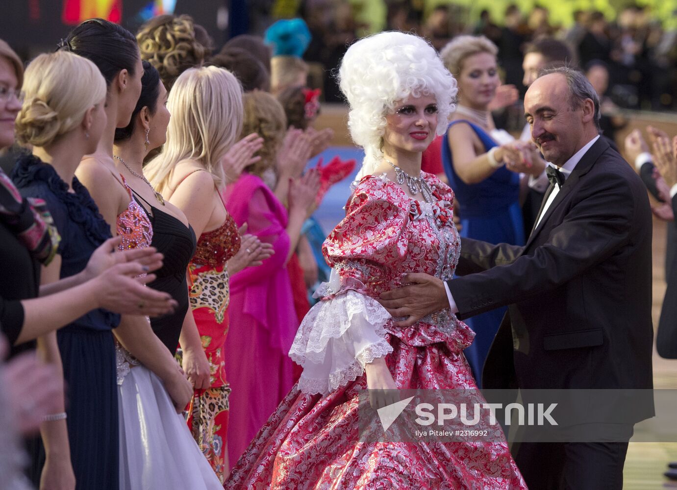 Ball in Kremlin Palace celebrates 400th anniversary of Romanov dymansty