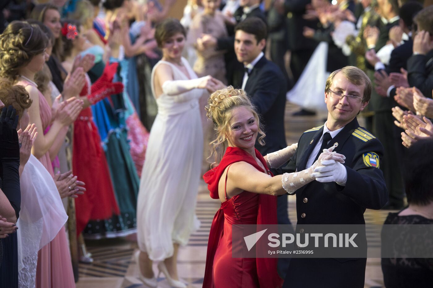 Ball in Kremlin Palace celebrates 400th anniversary of Romanov dymansty
