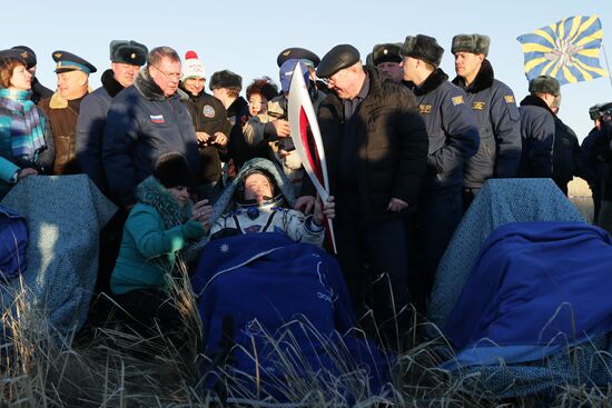 ISS capsule carries Olympic torch to Earth