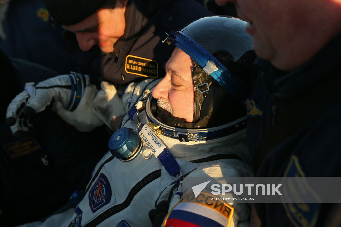 ISS capsule carries Olympic torch to Earth