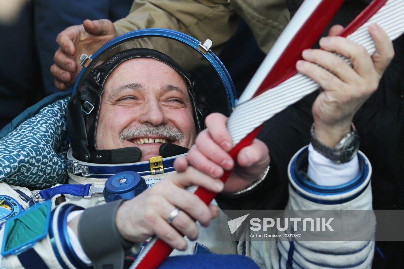 ISS capsule carries Olympic torch to Earth