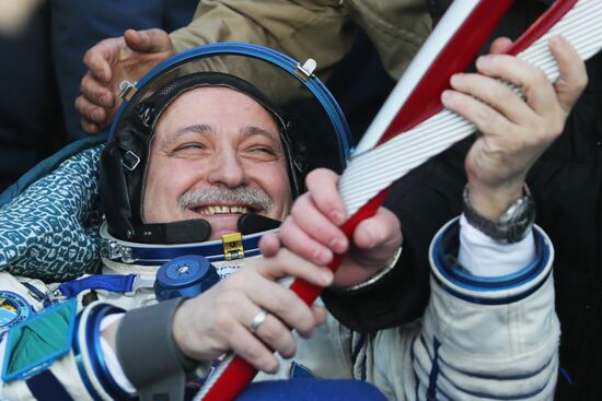 ISS capsule carries Olympic torch to Earth
