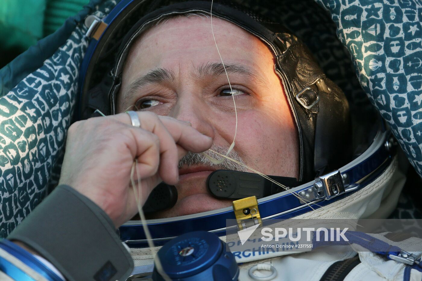 ISS capsule carries Olympic torch to Earth