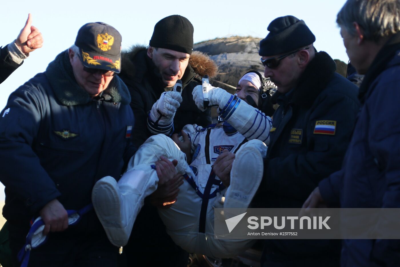 ISS capsule carries Olympic torch to Earth