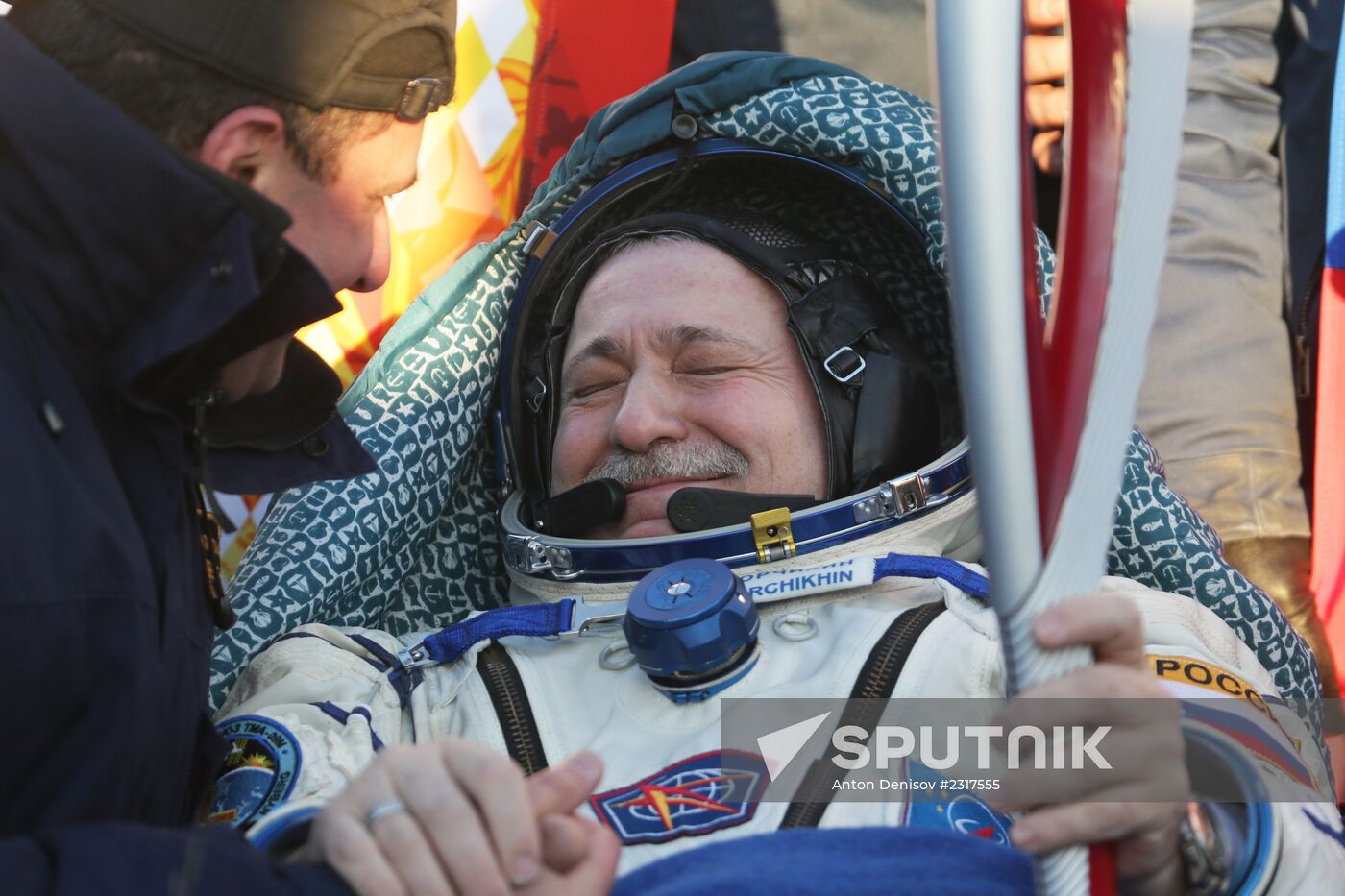 ISS capsule carries Olympic torch to Earth