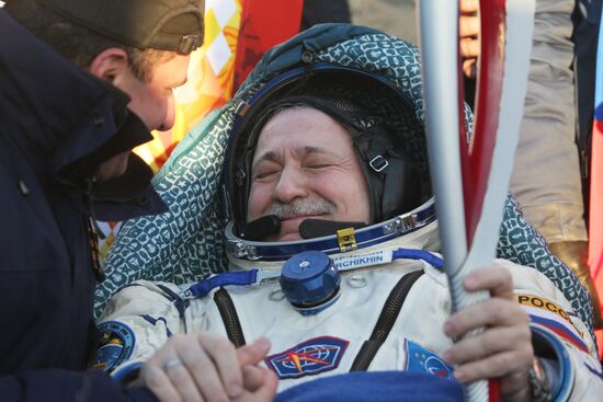 ISS capsule carries Olympic torch to Earth