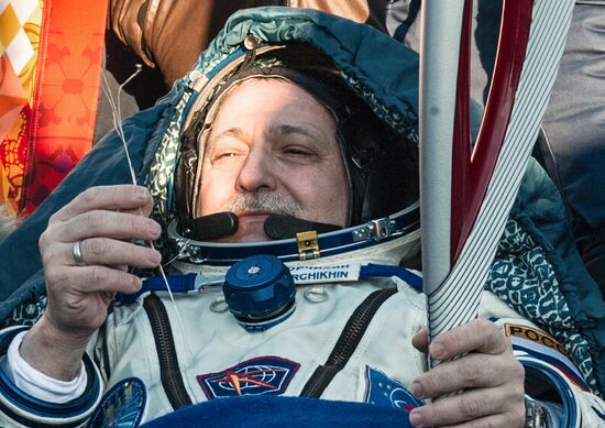 ISS capsule carries Olympic torch to Earth