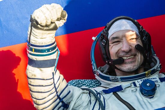 ISS capsule carries Olympic torch to Earth