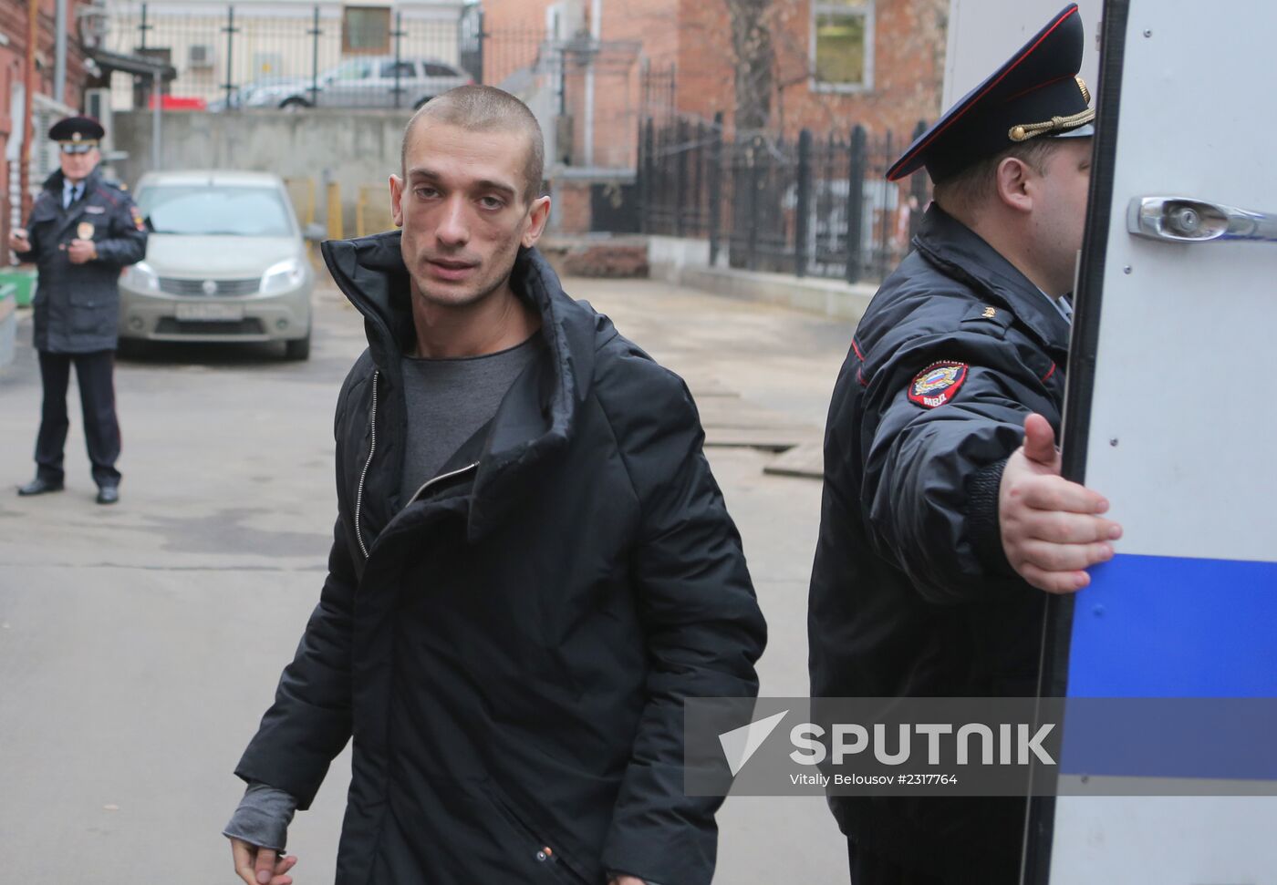 Artist Pyotr Pavlensky released from prison van near Tverskoi Court
