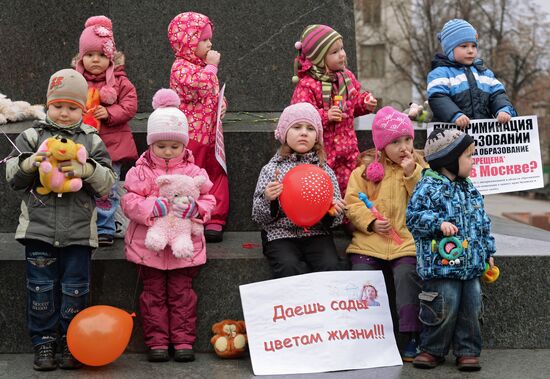 Kindergartens for Children! picket