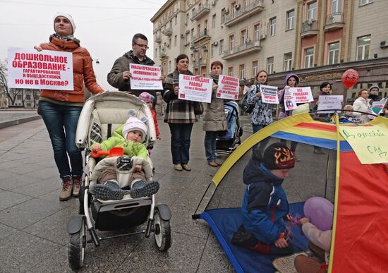 Kindergartens for Children! picket