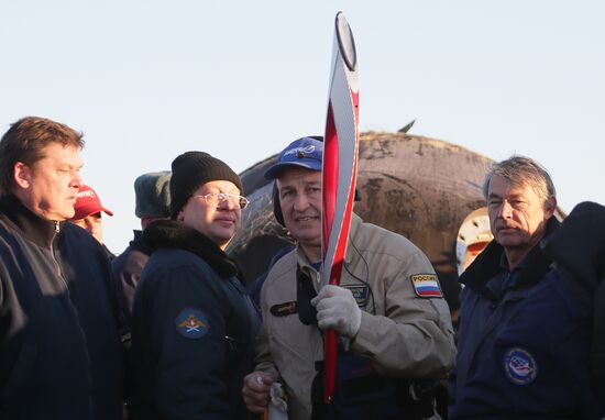 ISS capsule carries Olympic torch to Earth