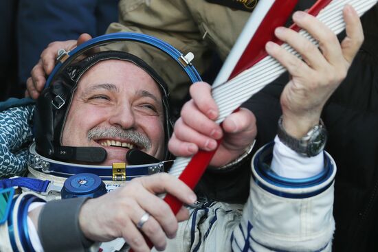 ISS capsule carries Olympic torch to Earth