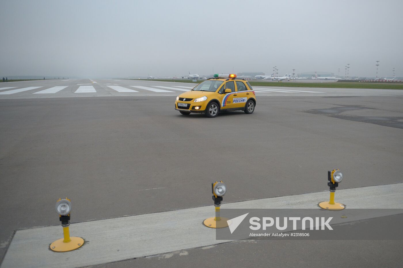Vnukovo Airport's new runway presented to Dmitry Medvedev