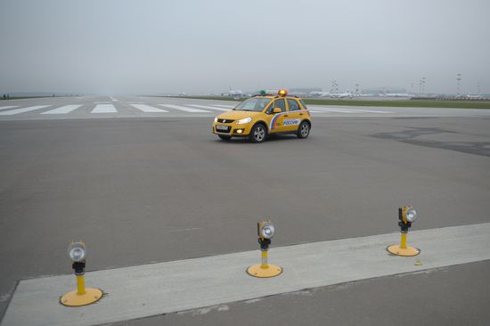 Vnukovo Airport's new runway presented to Dmitry Medvedev