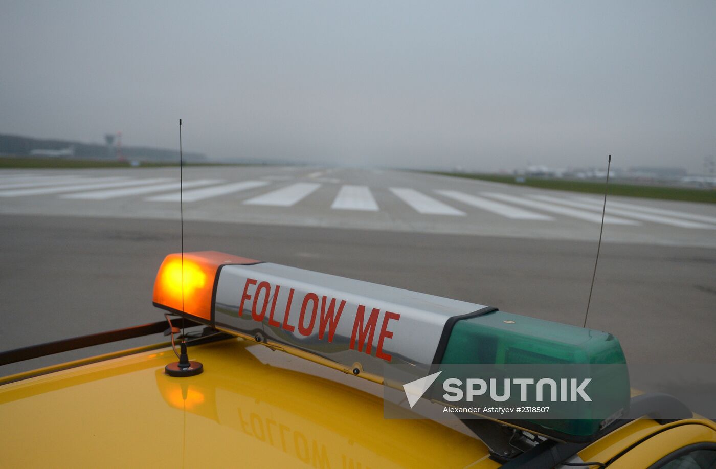 Vnukovo Airport's new runway presented to Dmitry Medvedev