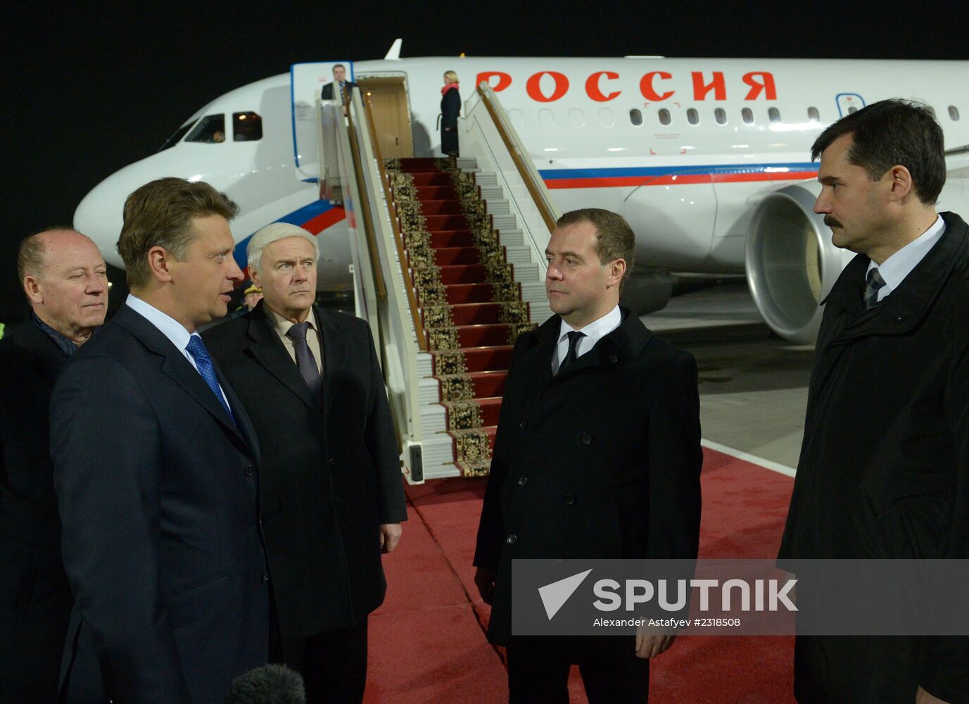 Vnukovo Airport's new runway presented to Dmitry Medvedev