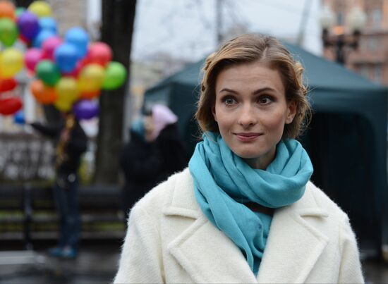 Filming final scene of movie "Congratulations to Men on Women's Day!"