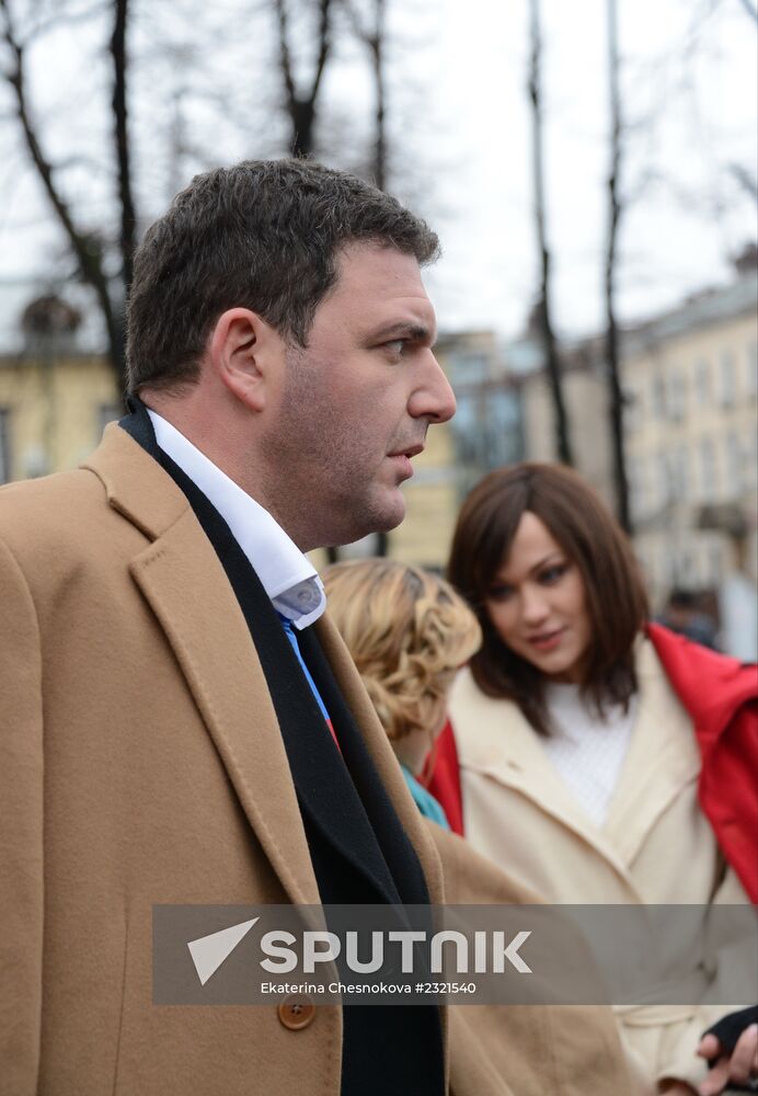 Filming final scene of movie "Congratulations to Men on Women's Day!"