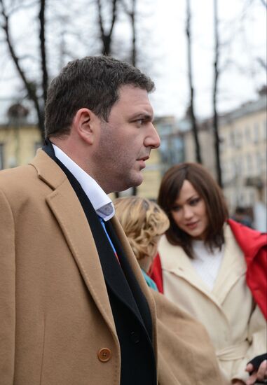 Filming final scene of movie "Congratulations to Men on Women's Day!"