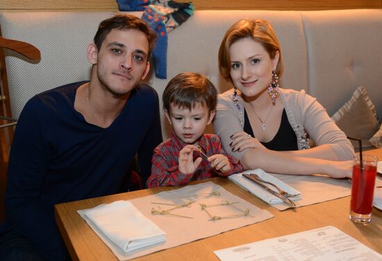 Filming final scene of movie "Congratulations to Men on Women's Day!"