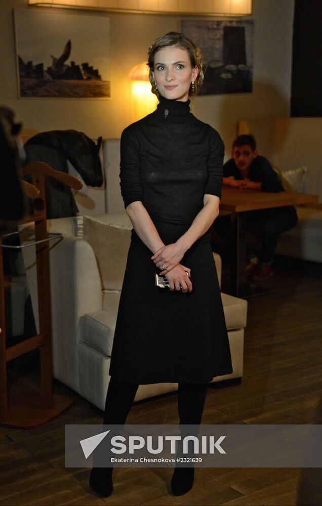 Shooting final scene of film "Congratulations to Men on Women's Day!"