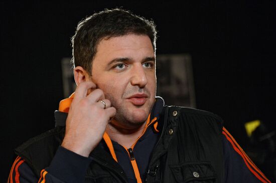 Filming final scene of movie "Congratulations to Men on Women's Day!"