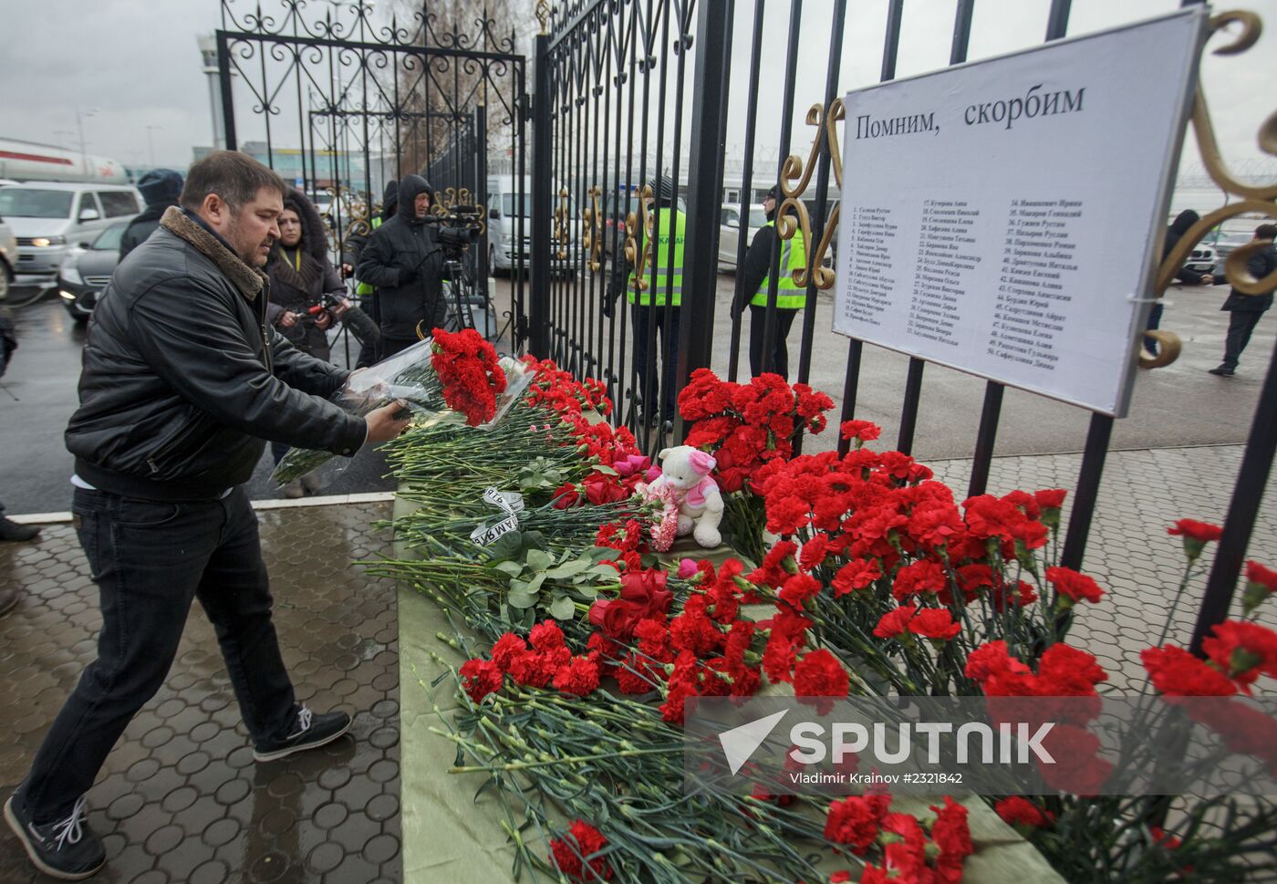 Kazan residents bring flowers in memory of Boeing 737 crash causalities