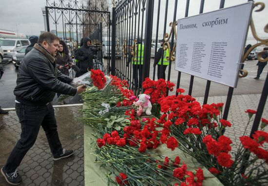 Kazan residents bring flowers in memory of Boeing 737 crash causalities