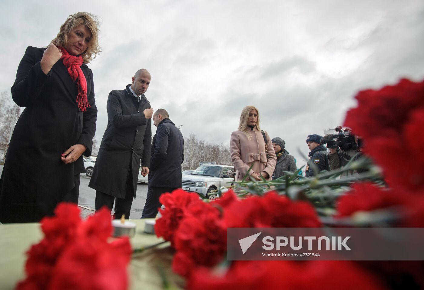 Kazan residents bring flowers in memory of Boeing 737 crash causalities