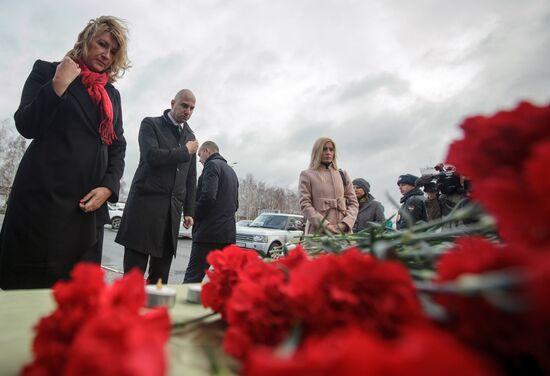 Kazan residents bring flowers in memory of Boeing 737 crash causalities