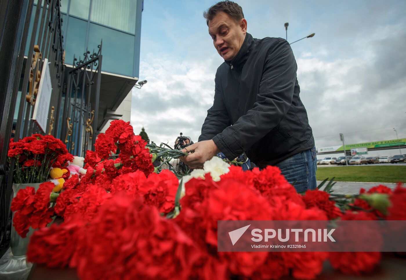 Kazan residents bring flowers in memory of Boeing 737 crash causalities